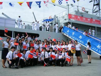 我校留学泰国的学子和中国海军“郑和”号舰合影1